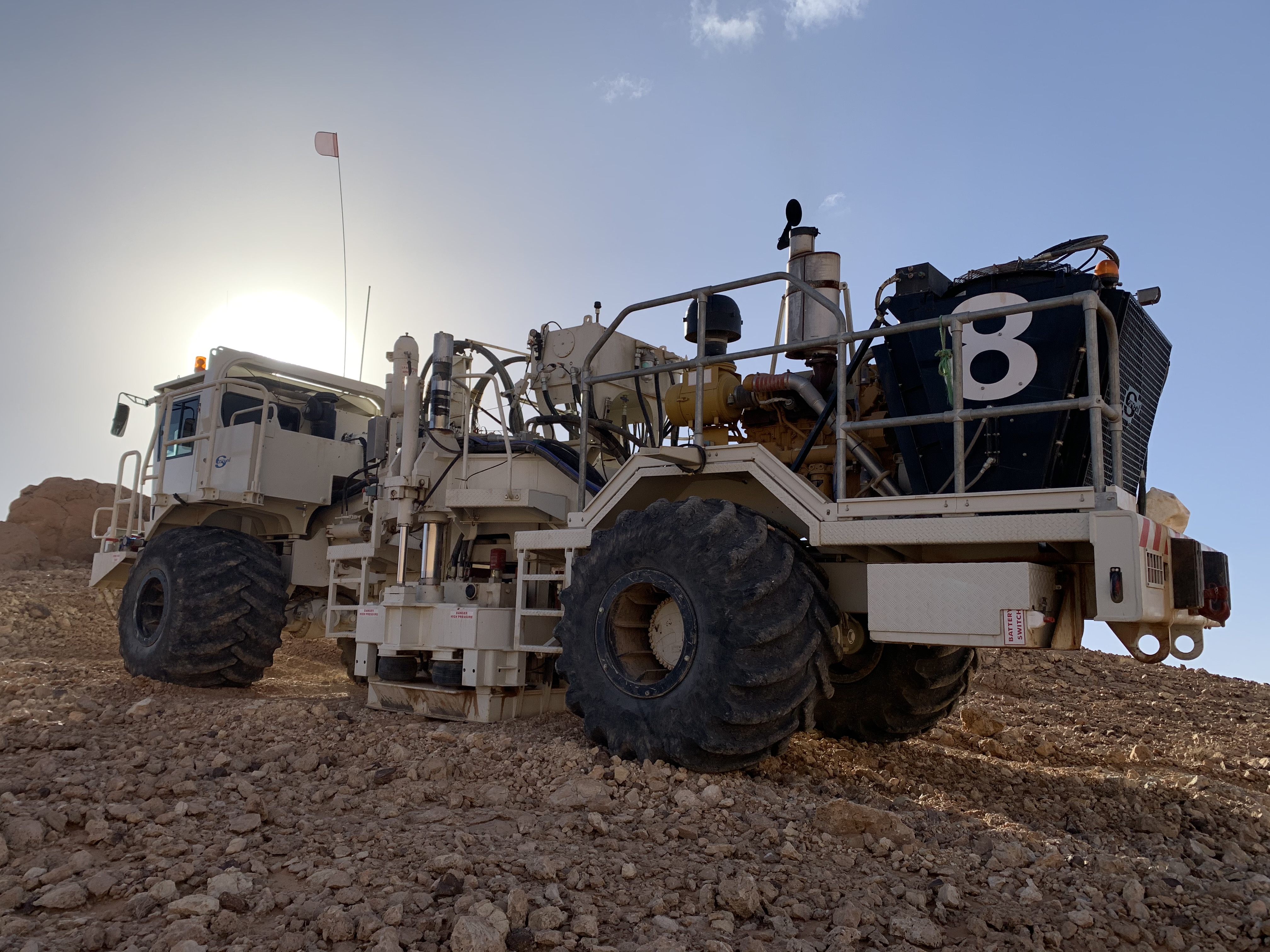 nomad 90 neo in desert land from behind with backlight