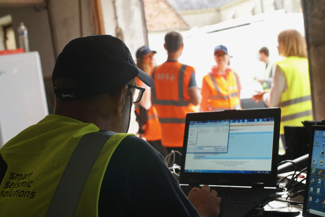 wing survey operator on a computer